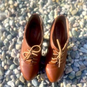 SOLD Daphne Womens Brown Leather Lace Up Heel Ankle Bootie Size 6